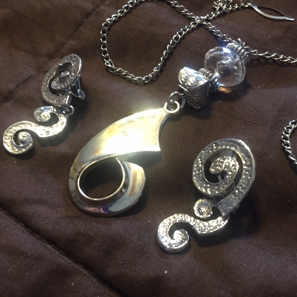 Silver swirl necklace and  earrings - Picture 3 of 6